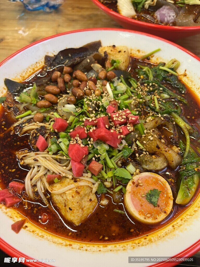 美味特色烤鱼诱人上桌
