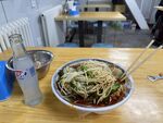 桌上美味拌面配饮料