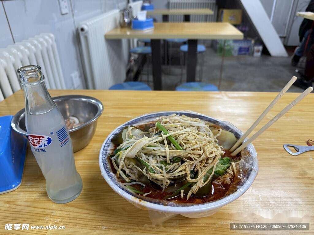 桌上美味拌面配饮料