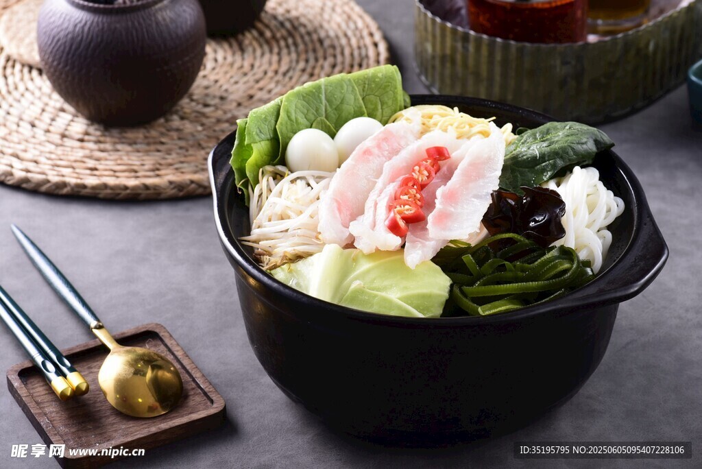 日式海鲜蔬菜火锅料理