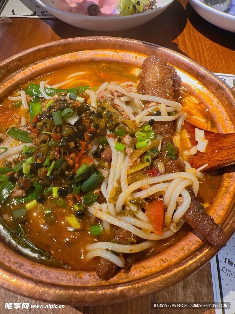 美味特色酸辣粉诱人呈现