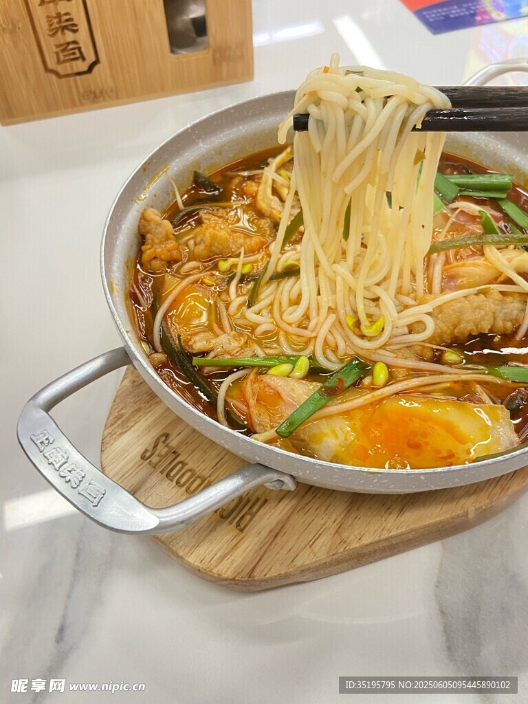 美味火锅面热气腾腾