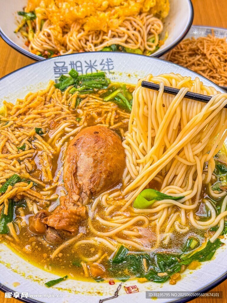美味鸡腿面诱人呈现