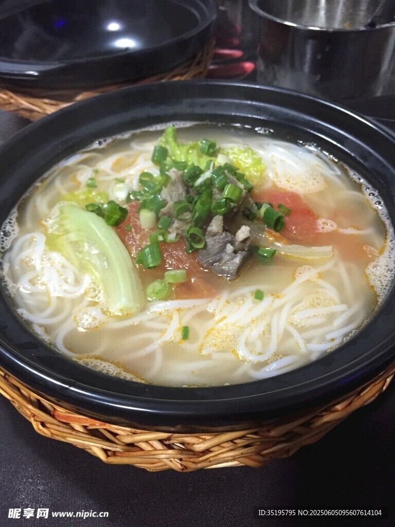 美味蔬菜鲜汤面
