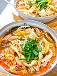 两碗美味鲜香的特色汤面