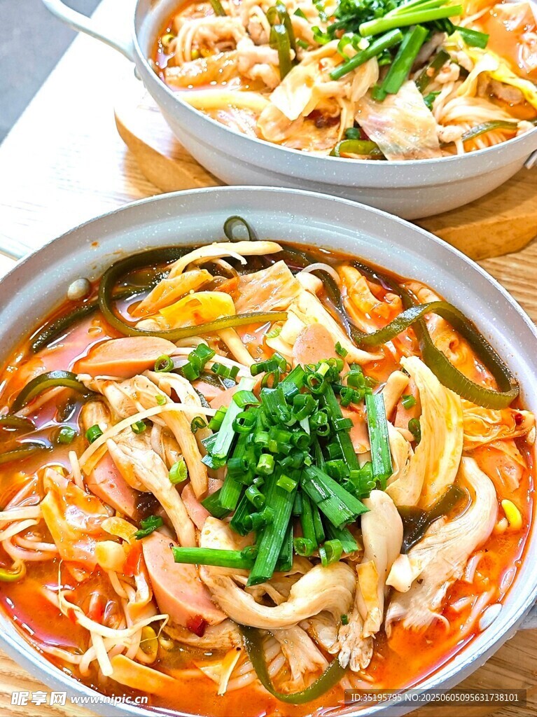 两碗美味鲜香的特色汤面