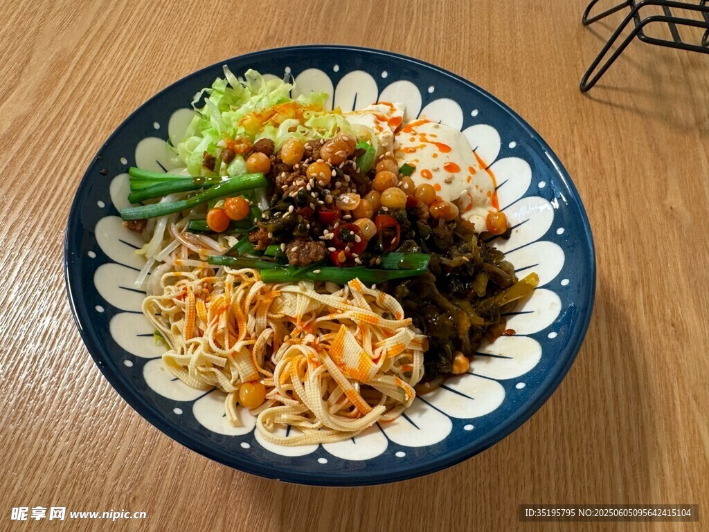 美味凉拌面 色彩丰富诱人