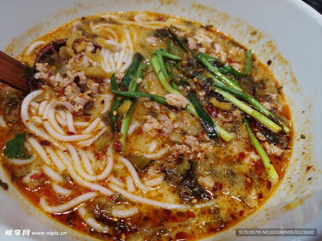 美味鲜香的特色肉酱米线