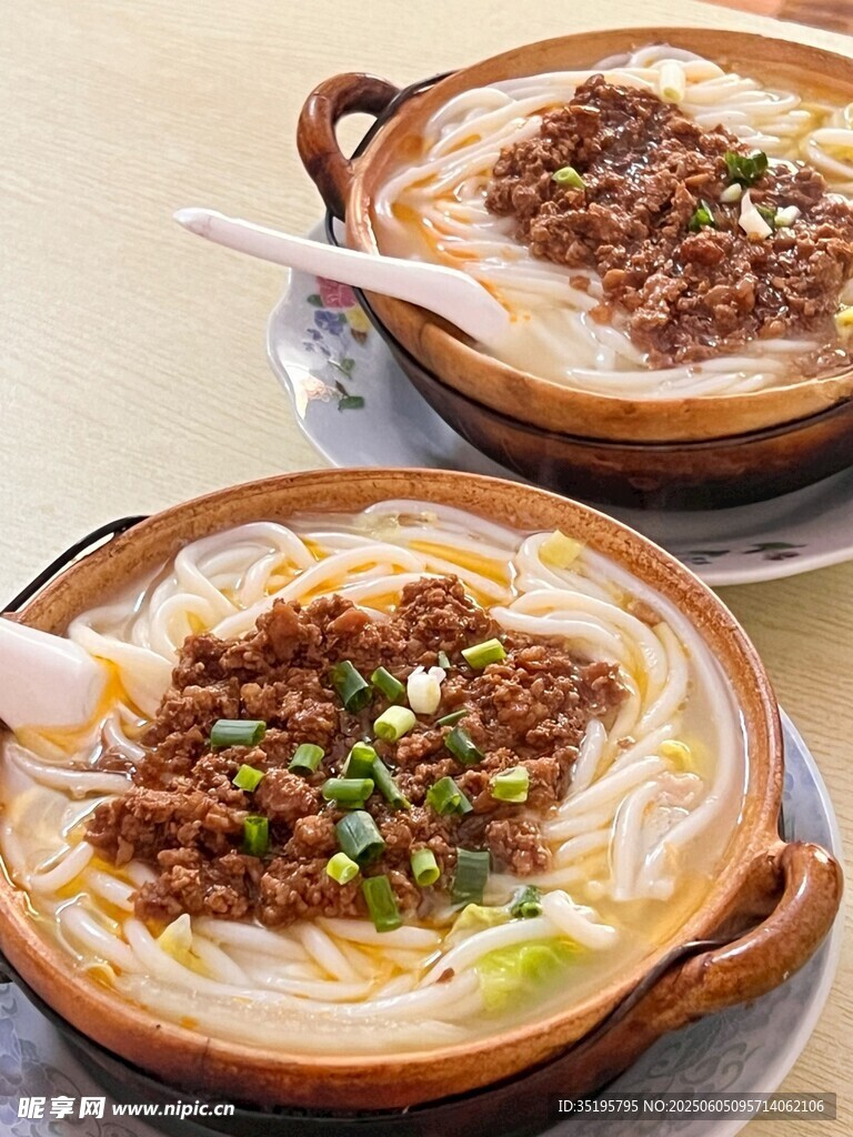 美味肉酱米线诱人呈现