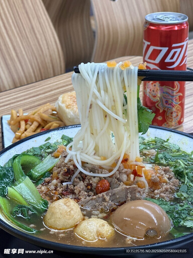 美味丰盛的特色拉面套餐