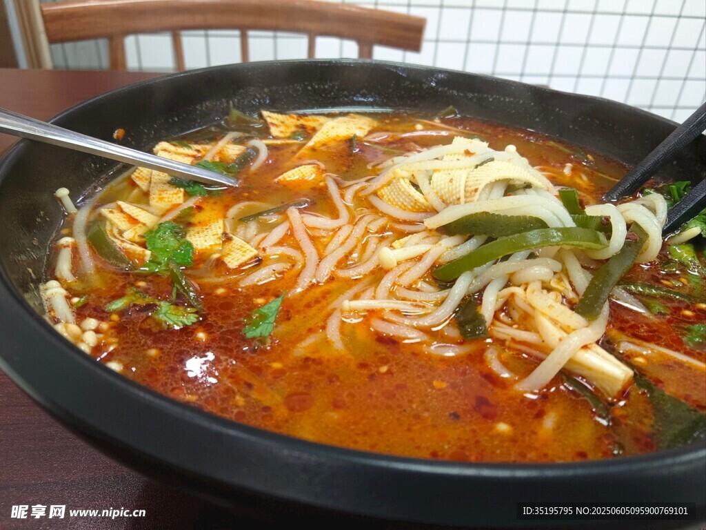 美味诱人的特色麻辣汤面