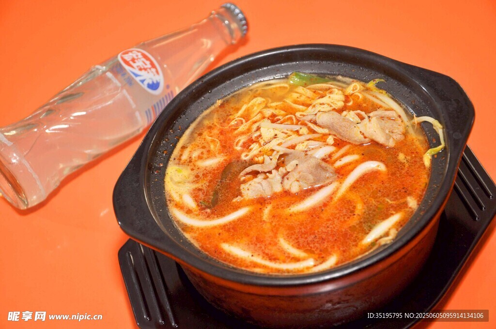 韩式泡菜汤配透明饮料
