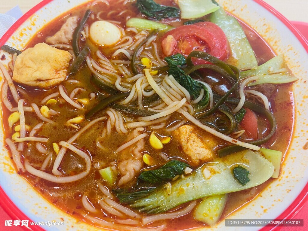 美味多彩的海鲜蔬菜面条