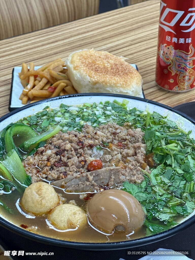 美味面食配小吃与可乐