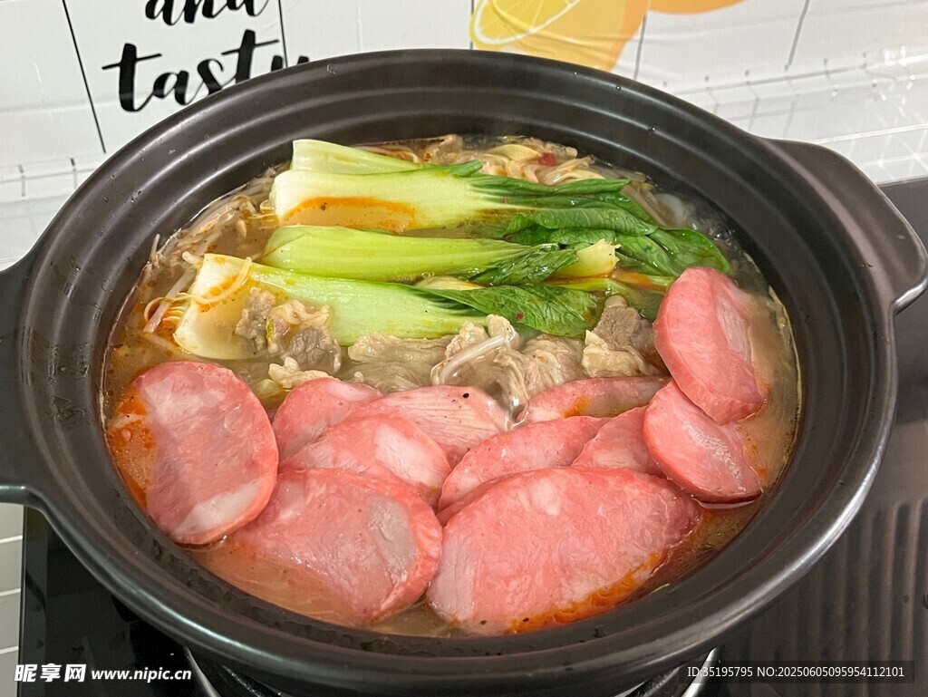 美味热气腾腾的火锅料理