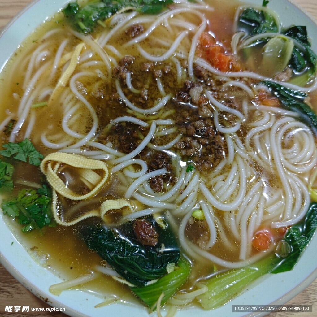 美味肉酱蔬菜面条
