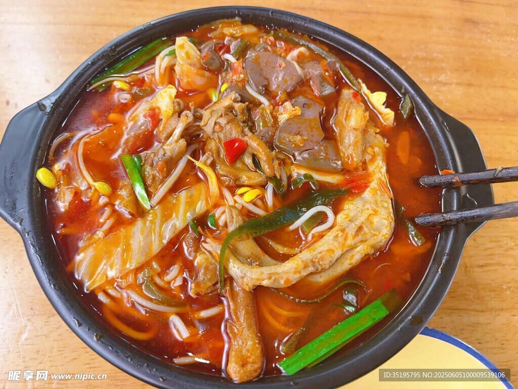 韩式辣牛肉锅热气腾腾
