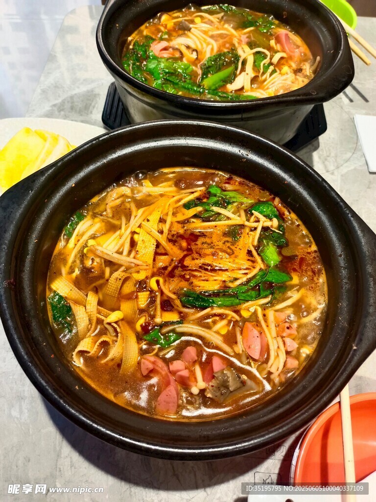 两碗美味诱人的特色面条