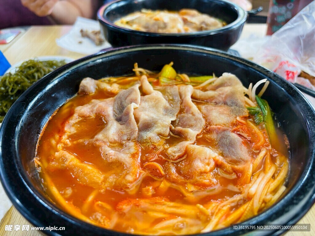 韩式肥牛泡菜汤美食图
