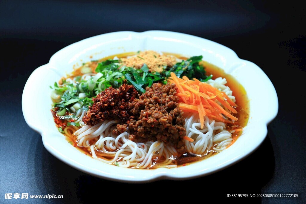 美味肉酱米线诱人呈现