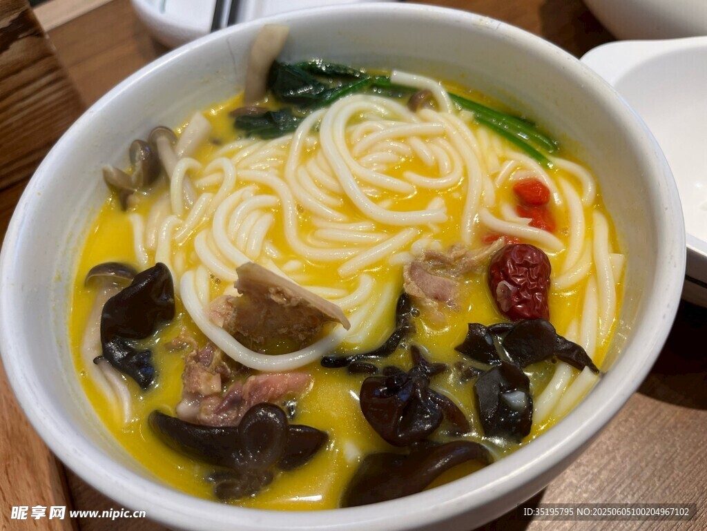 美味菌菇鸡汤面