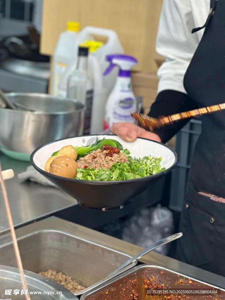 厨师正在颠炒美味菜肴