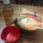 一碗美味面条配饮品