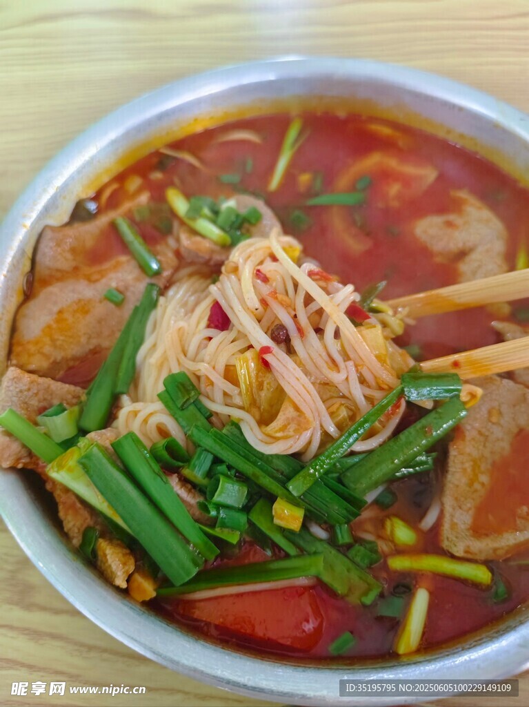 美味酸辣粉诱人呈现