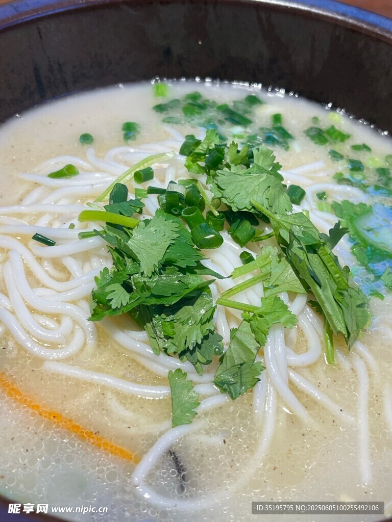 鲜香米线配翠绿香菜
