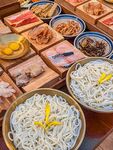 多样美食摆桌 尽显丰盛