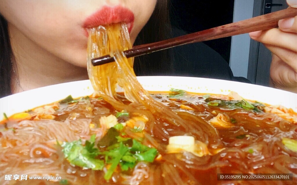 美味酸辣粉诱人品尝