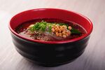 红碗装的美味牛肉拉面