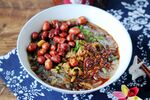 美味凉拌面 丰富配料诱人