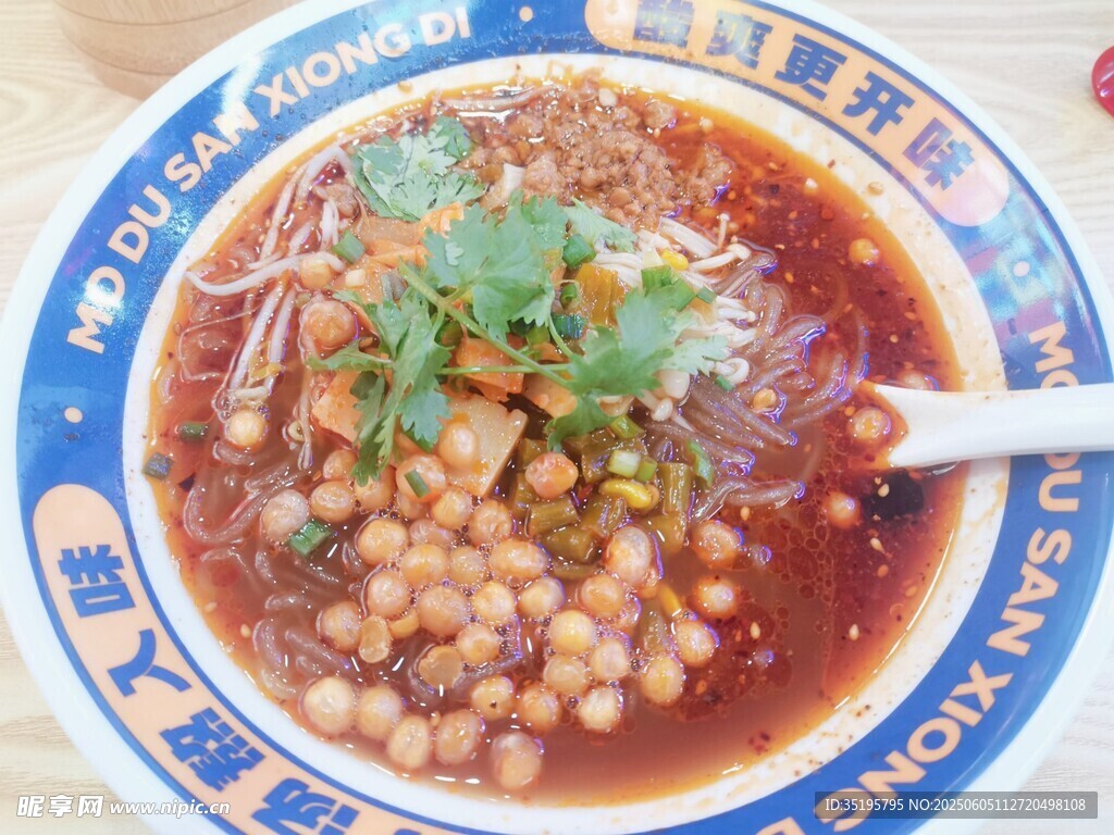 美味豌豆杂酱面