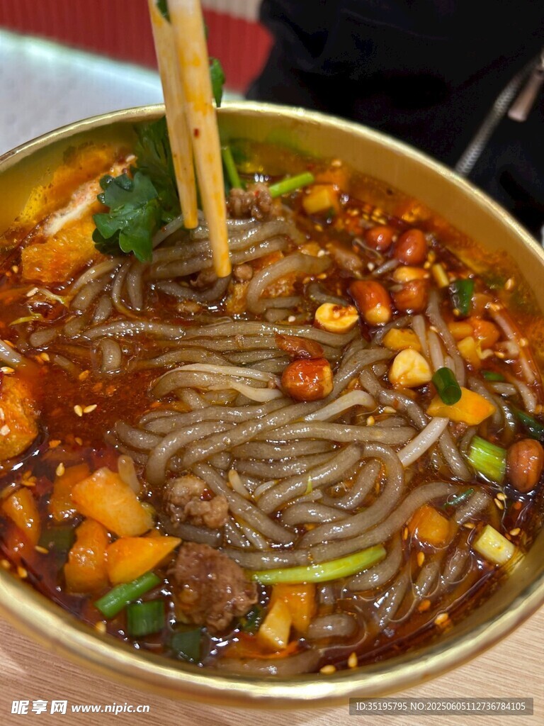 美味酸辣粉诱人呈现