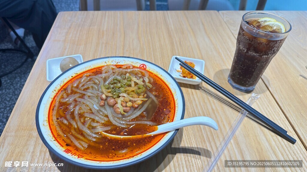 美味热干面配清凉饮料
