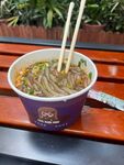 紫色碗装美味特色汤面