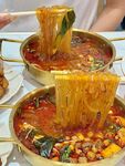 美味火锅食材诱人涮煮中