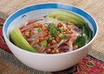 美味酸辣粉配青菜花生
