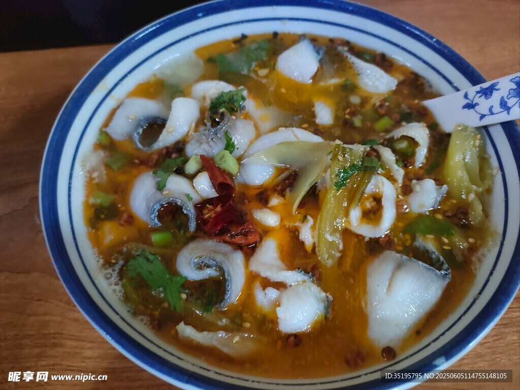 鲜香鱿鱼蔬菜汤