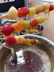 水果串蘸巧克力酱制作中