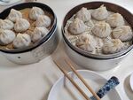 两笼美味蒸饺摆于桌前
