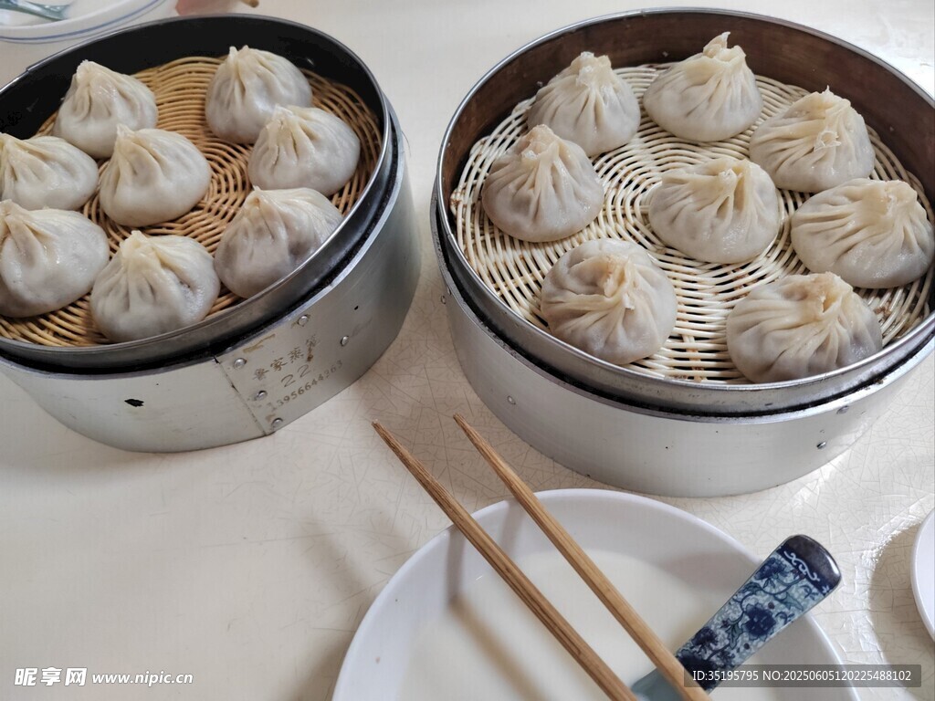 两笼美味蒸饺摆于桌前