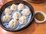 美味小笼包配特色蘸料