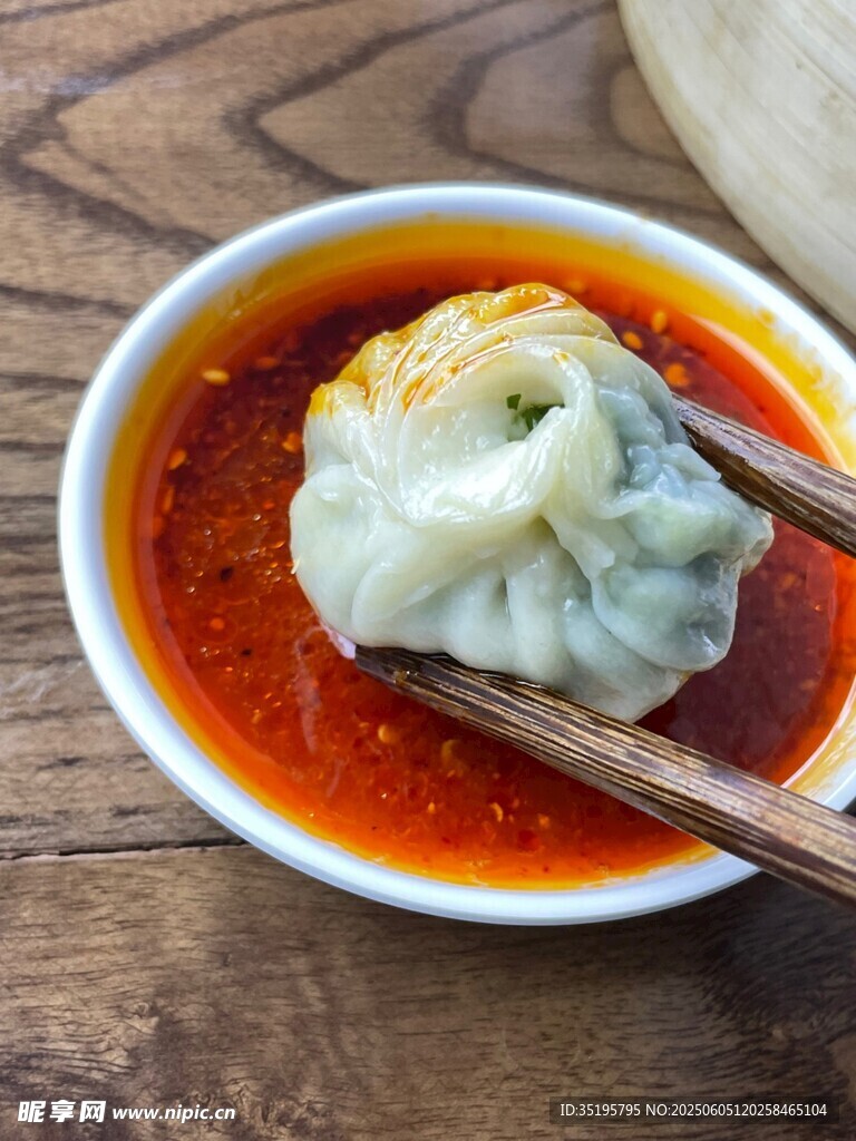 蘸红油的美味饺子