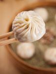 筷子夹起的美味小笼包