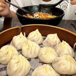 蒸笼里的包子与美味面食