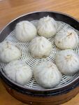 蒸笼里的美味鲜肉小笼包