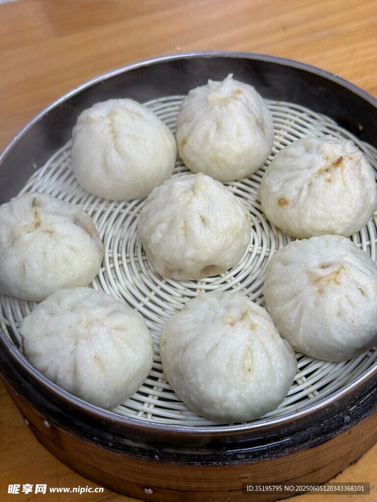 蒸笼里的美味鲜肉小笼包
