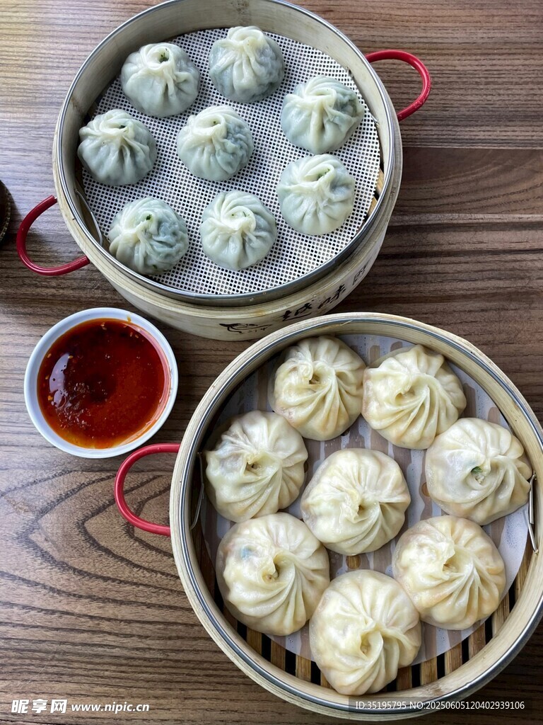 美味蒸包与蘸料诱人呈现
